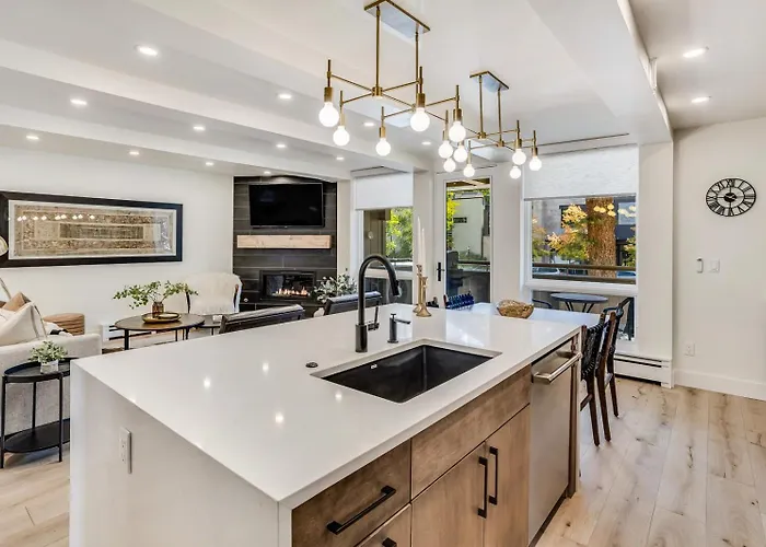 Stunning Aspen Core 2B, Ac, Views, Patio, Hottub!