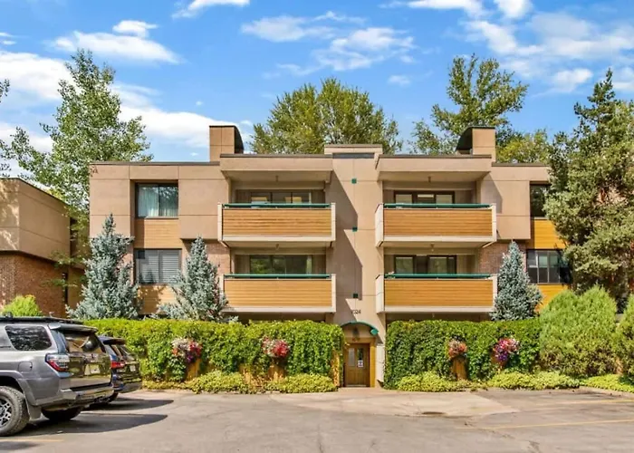 Riverfront Designer 2 Bedroom Walk To Gondola!